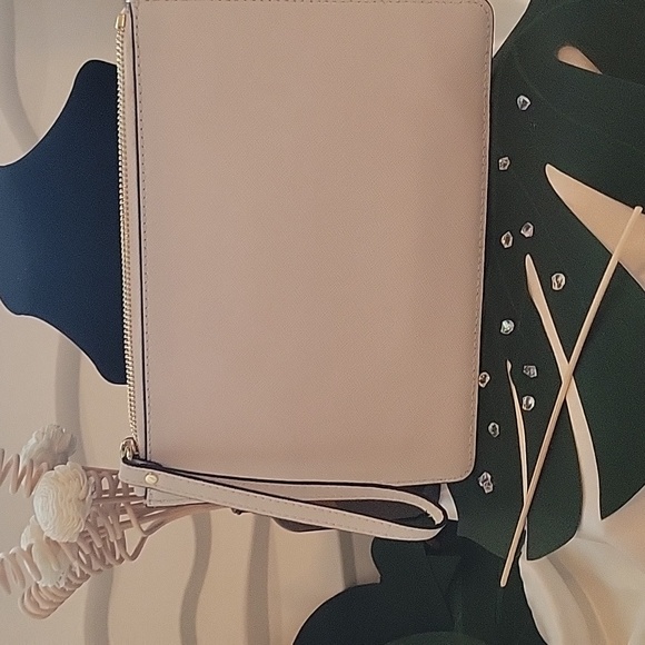 STUNNING,Michael Kors White Butterfly Clutch.never carried. - Picture 2 of 3